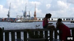 Foto tomada el pasado jueves 11 de abril de 2013, de dos mujeres conversando en Los Almacenes de San José, en la Avenida del Puerto, en La Habana (Cuba). 