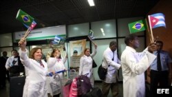 BRA303. BRASILIA (BRASIL), 24/08/2013.- Médicos cubanos llegan hoy, sábado 24 de agosto de 2013, al aeropuerto de Brasilia. La presidenta brasileña, Dilma Rousseff, anunció a inicios de julio pasado un programa para incorporar médicos extranjeros a la san