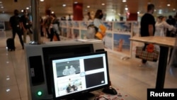 Turistas en aeropuerto de Varadero. REUTERS/Alexandre Meneghini