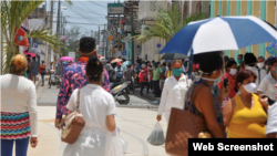 Personas aglomeradas en Las Tunas. Foto Periódico 26