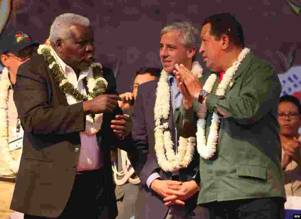 Esteban Lazo junto a Chávez y el vicepresidente de Bolivia. 