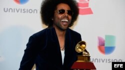 Alex Cuba posa con su gramófono por la categoría Mejor Álbum Cantautor. EFE