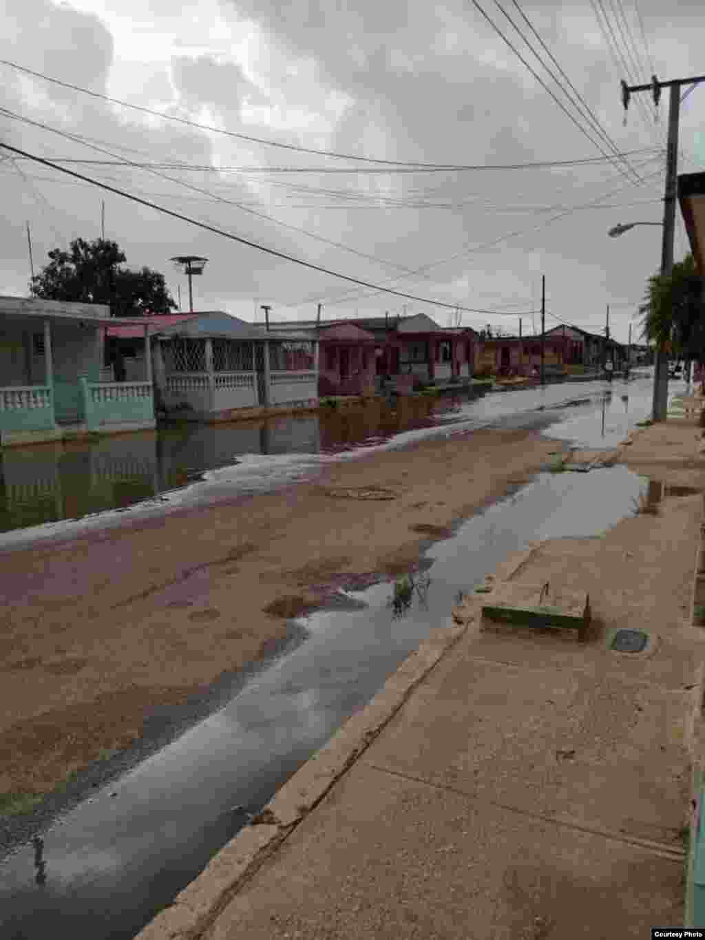 El mar avanza por las calles del Surgidero de Batabanó. (Foto cortesía de Andy, residente en el lugar)