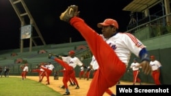 Peloteros cubanos entrenan.