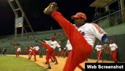 Peloteros cubanos entrenan en el estadio Latinoamericano de La Habana. Foto archivo.