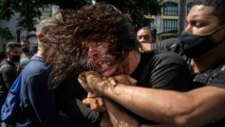 Agentes de la policía política detienen a un manifestante, el 11 de julio de 2021, en La Habana. (AP/Ramón Espinosa)