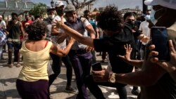 La policía detiene a un manifestante, el 11 de julio de 2021, durante una protesta en La Habana. (AP Foto/Ramón Espinosa/Archivo)