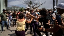 Muchas mujeres se sumaron a las protestas antigubernamentales del 11 de julio de 2021 en Cuba. (AP Foto/Ramón Espinosa)