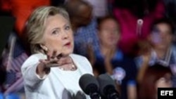 La candidata presidencial demócrata Hillary Clinton durante un acto de su campaña electoral en el Reverend Samuel Delevoe Memorial Park de Lauderdale, Florida.