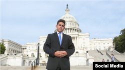 Llerena posa ante el edificio del Capitolio en Washington DC.