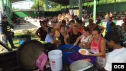 Cubanos reciben alimentos en una escuela del cantón La Cruz, convertida en albergue para dar refugio temporal a los migrantes varados entre la frontera de Costa Rica y Nicaragua.