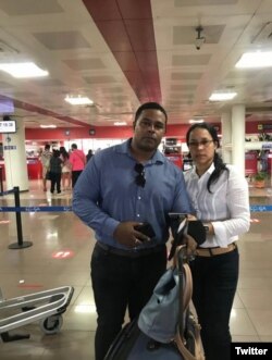 Osvaldo Navarro y Marthadela Tamayo en el Aeropuerto José Martí, de La Habana, tras la prohibición de viaje para asistir a la IX Cumbre de las Américas. (Twitter)