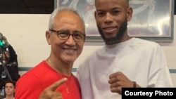 El invicto cubano Raynel Mederos junto a su entrenador Jorge Rubio. (Foto cortesía de JR)