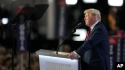 El candidato presidencial republicano, el expresidente Donald Trump, habla durante la Convención Nacional Republicana el jueves 18 de julio de 2024 en Milwaukee. (Foto AP/Charles Rex Arbogast)