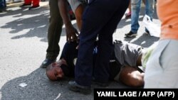 Un hombre detenido el 11 de julio de 2021 en La Habana por participar en las protestas demandando "Abajo la Dictadura" y "Libertad". (Yamil Lage/AFP).