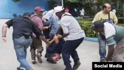 Agentes de la Seguridad del Estado detienen al periodista independiente cubano Lázaro Yuri Valle Roca. (Foto: Facebook Eralidis Frómeta)