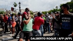 Agentes de civil detuvieron a manifestantes en las protestas del 11 de julio de 2021 en La Habana.