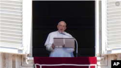 El papa Francisco ofrece un discurso durante su aparición para la plegaria Regina Coeli desde su estudio con vistas a la Plaza de San Pedro, en el Vaticano, el 12 de junio de 2022.