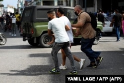 Agentes de civil detuvieron a manifestantes en las protestas del 11 de julio en La Habana.