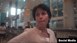 Omara Ruiz Urquiola en el aeropuerto de Fort Lauderdale, en el sur de la Florida. (Captura de video/Facebook)