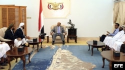 El presidente Abdo Rabu Mansur Hadi (d), durante una reunión con miembros del partido Unión Rashad en el Palacio Presidencial en Adén (Yemen). 