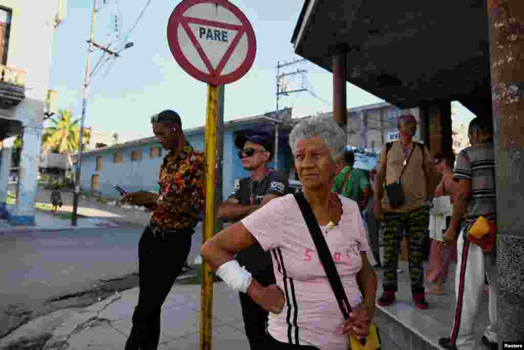 La gente espera transporte en una parada de autobús, en La Habana, Cuba, 4 de septiembre de 2024. REUTERS/Norlys Pérez