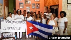 Damas de Blanco antes de salir a la calle donde fueron arrestadfas Domingo 10 de julio. Foto Angel Moya