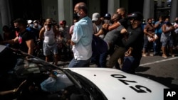 Un detenido en el levantamiento nacional del 11 de julio. AP Photo/Ramon Espinosa