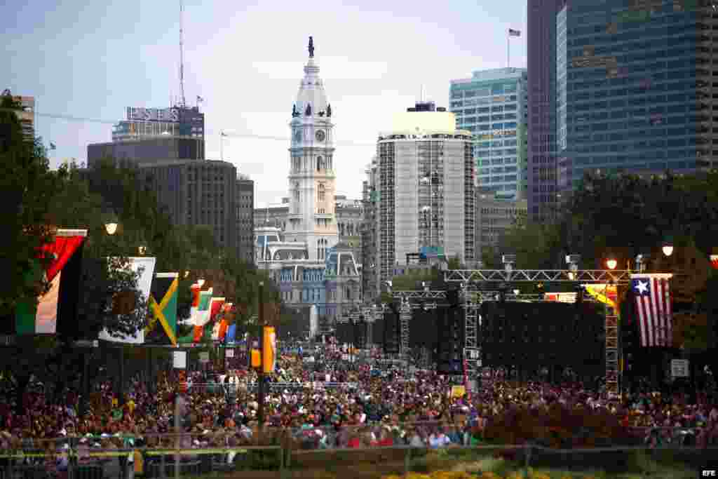 Miles de personas asistieron al Festival de las Familias a lo largo del bulevar Benjamin Franklin, en Filadelfia, para escuchar las palabras del papa Francisco.