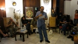 Juan Carlos Flores lee sus poemas en una actividad del proyecto Omni-Zona Franca, en Alamar, La Habana.