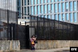 Vista de la embajada de los Estados Unidos en La Habana.