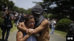 Un estudiante abraza a un familiar luego de salir del resguardo en la parroquia Divina Misericordia, en Managua.