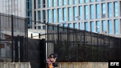  Vista de la embajada de los Estados Unidos en La Habana. 