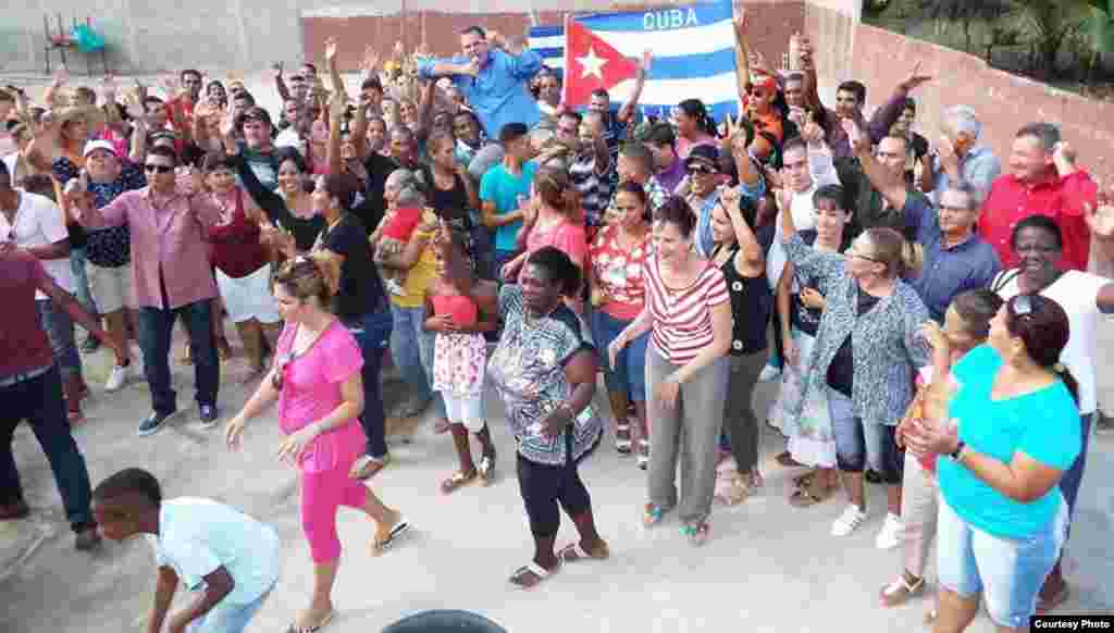 Miembros de la iglesia Fuego y Dinámica, que lidera el pastor Bernardo de Quesada volvieron a celebrar luego de ser destruido su templo por las autoridades en Camagüey el 8 de enero de 2016.