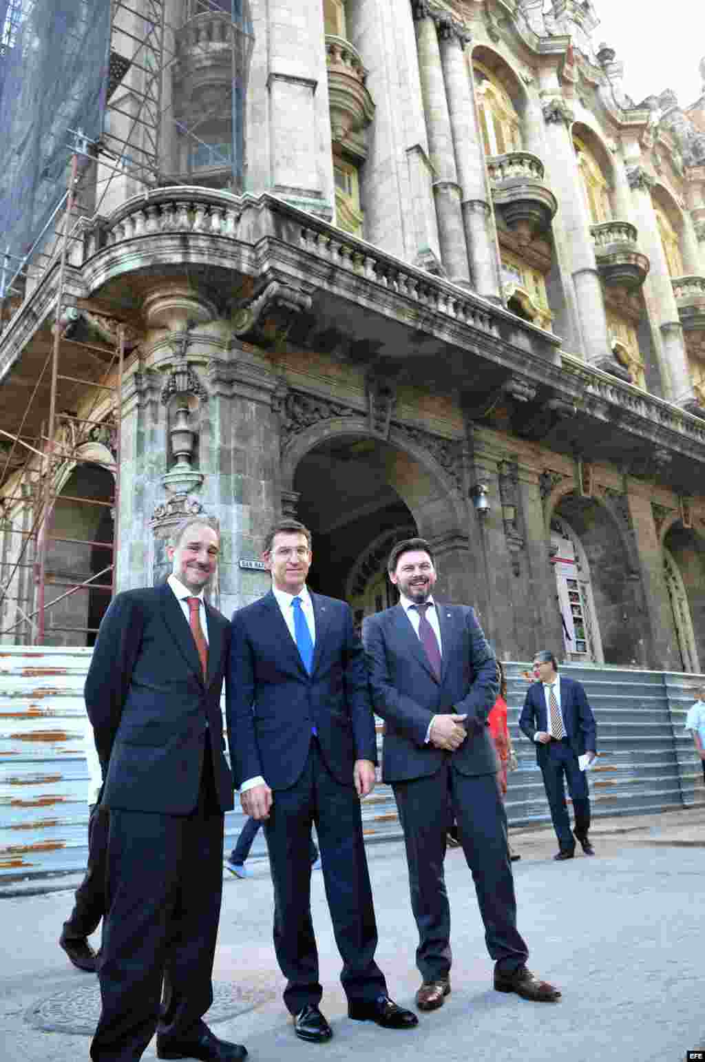 El presidente del gobierno autónomo de Galicia (noroeste de España), Alberto Núñez Feijóo (c); junto al embajador de España en Cuba Francisco Montalbán (d) y al secretario general de Emigración de Galicia, Antonio Rodríguez Miranda (i), posan para una fot