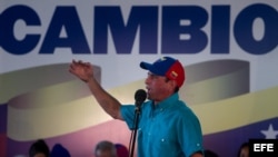 El líder opositor venezolano Enrique Capriles participa en una manifestación de apoyo a un referendo revocatorio.