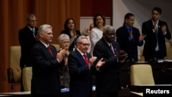 Díaz-Canel, Raúl Castro y Esteban Lazo durante la promulgación de la Nueva Constitución el 10 de abril de 2019. Irene Perez/Courtesy Cubadebate/Handout via REUTERS