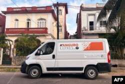 Se ve una camioneta de reparto de una empresa de envío de alimentos con sede en Estados Unidos en un barrio de La Habana el 22 de mayo de 2024.