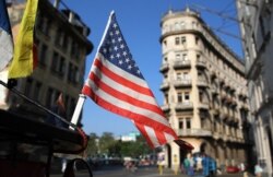 Una bandera de Estados Unidos ondea sobre un bicitaxi en La Habana (Foto: Archivo).