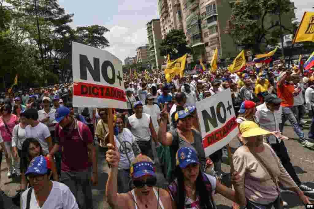 Centenares de opositores se enfrentaron a los cuerpos de seguridad para mantenerse en las calles protestando, pese al uso de bombas lacrimógenas por parte de las fuerzas policiales.