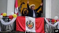 El candidato presidencial Pedro Castillo saluda a sus simpatizantes, en su sede de campaña, en Lima, Perú. (AP Foto/Martín Mejía)