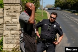 Mario Dennis, miembro del personal de cocina de la Covenant School, reacciona tras un tiroteo en Nashville.