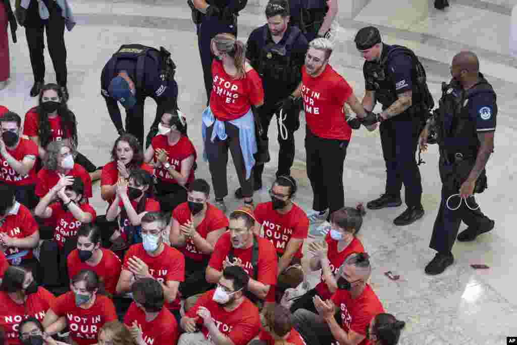 La Policía del Capitolio de los Estados Unidos detiene a manifestantes que protestaban contra las políticas militares de Israel un día antes de la visita del Primer Ministro israelí Netanyahu. (Foto AP/J. Scott Applewhite)