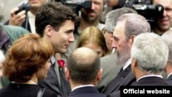 Justin Trudeau y Fidel Castro en los funerales de Pierre Elliot Trudeau, el 2 de octubre de 2000. 