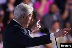 El expresidente estadounidense Bill Clinton habla en el tercer día de la Convención Nacional Demócrata (DNC) en el United Center, en Chicago, Illinois, EE. UU., el 21 de agosto de 2024. REUTERS/Mike Blake