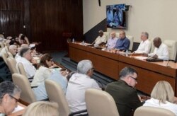 El gobernante Miguel Díaz-Canel y el primer ministro Manuel Marrero Cruz (segundo y tercero de der. a izq.) en la reunión extraordinaria del Consejo de Ministros el jueves.