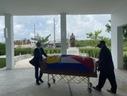 Féretro del Padre Carrillo en la Iglesia Nuestra Sra. de Guadalupe en Doral.