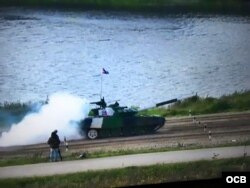 Tanque cubano echando humo tras salir de obstáculo acuático.