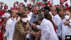 El general Raúl Castro saluda a gente durante las celebraciones por el 69 aniversario del asalto al cuartel Moncada. Imagen del 26 de julio de 2022. (AP Foto/Ramón Espinosa).