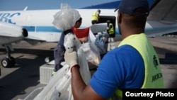 Descarga en el aeropuerto de Varadero en marzo de 2016, del primer vuelo directo desde 1968 con correspondencia y bultos postales procedentes de EE.UU.